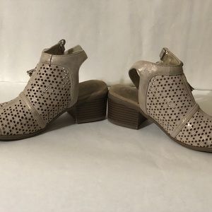 Used - size 9 - wonder nation - box heels
